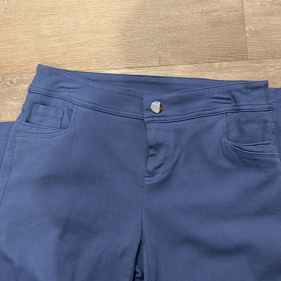 ATTYRE New York Blue lightweight denim Pants with pearl detail near hem Sz 4 - Picture 4 of 9